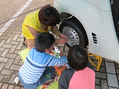 タイヤ交換でこども整備士資格証を進呈